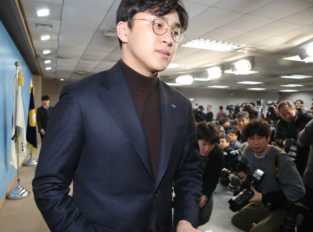 미투 논란 의혹이 제기된 더불어민주당 2번째 영입인재인 원종건씨가 28일 서울 여의도 국회 정론관에서영입인재 자격을 자진 반납하겠다고 밝힌 뒤 회견장을 나서고 있다. [연합]미투 논란 의혹이 제기된 더불어민주당 2번째 영입인재인 원종건씨가 28일 서울 여의도 국회 정론관에서영입인재 자격을 자진 반납하겠다고 밝힌 뒤 고개 숙여 인사하고 있다. [연합뉴스