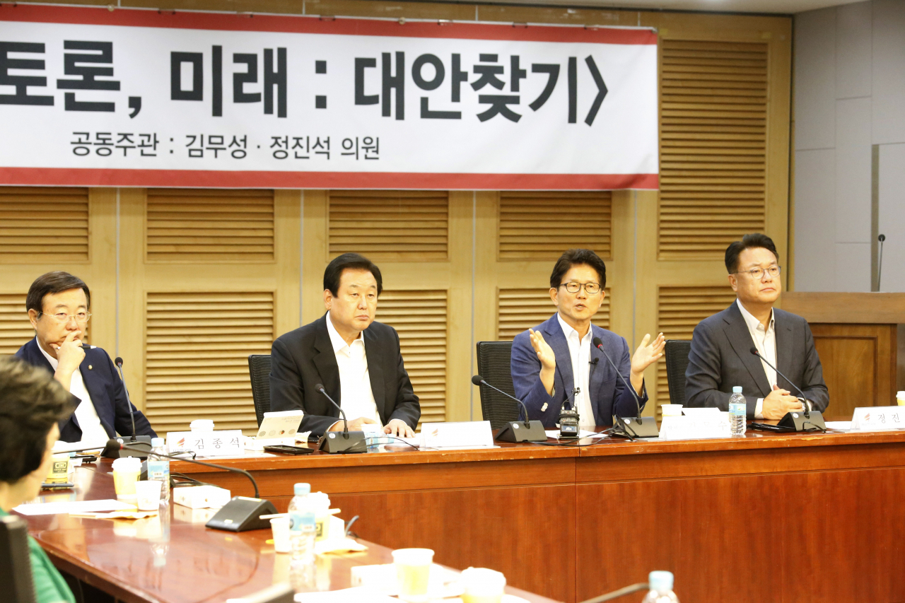 자유한국당 김무성, 정진석 의원 주최로 지난해 8월 20일 오전 국회 의원회관에서 보수통합을 주제로 열린 '열린 토론, 미래' 토론회에서 김문수 전 지사가 발언하고 있다. 왼쪽부터 자유한국당 김종석 의원, 김무성 의원, 김문수 전 지사, 정진석 의원. [연합]