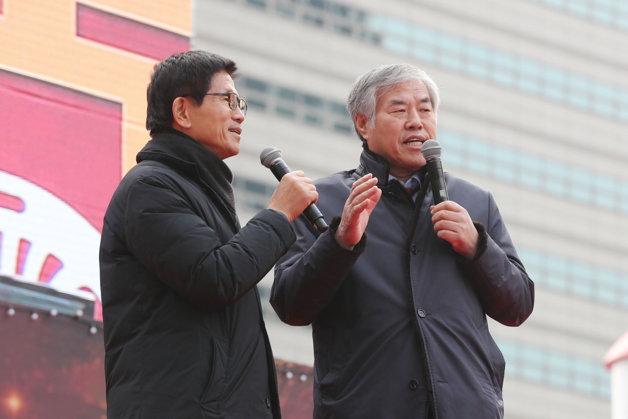 전광훈 한국기독교총연합회(한기총) 대표회장 목사(오른쪽)가 지난달 25일 오후 서울 종로구 교보문고 앞에서 열린 '2019 자유 대한민국 전국 연합 성탄축제'에서 발언하고 있다. 왼쪽은 김문수 전 경기지사. [연합]