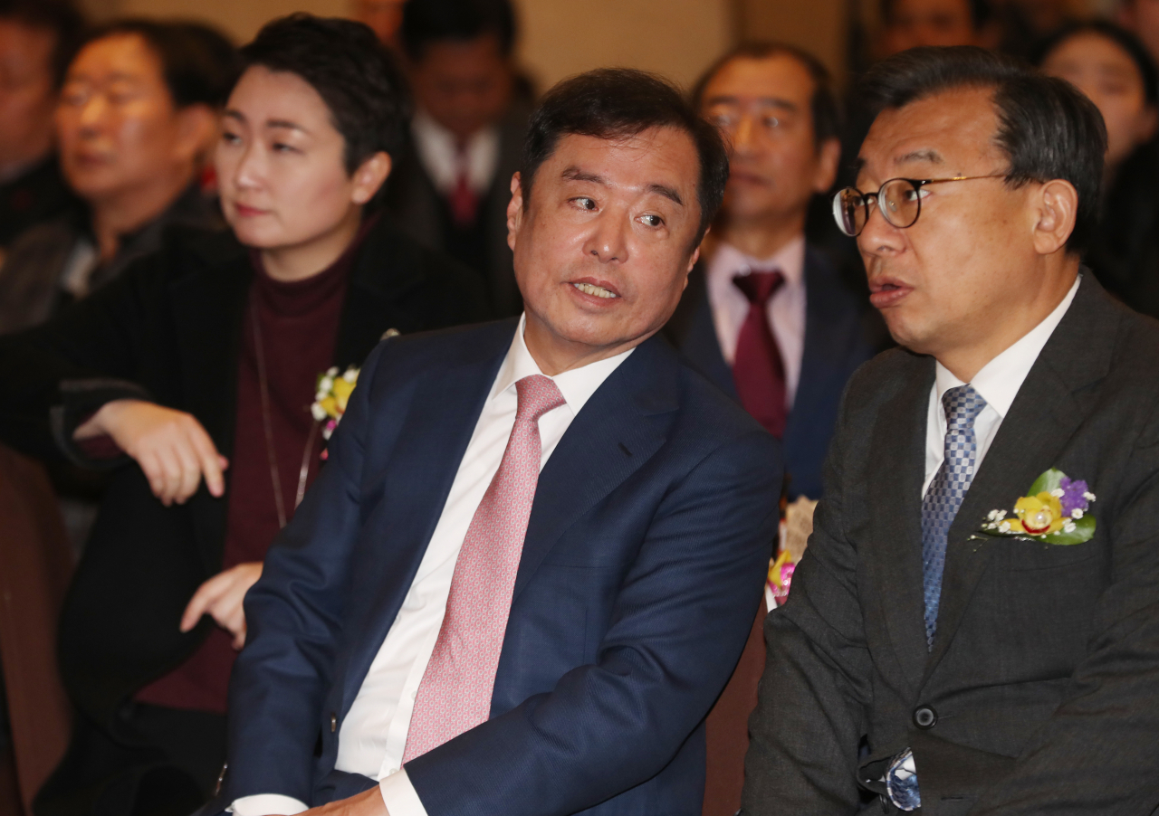 대구 수성구 그랜드 호텔에서 대구·경북 여성사랑협의회, 대구·경북 학생·청년연합회, 대구·경북 교수·전문가 모임 주최로 지난달 17일 열린 ‘폭망이냐 정치쇄신이냐 대구·경북선택 대한민국 운명이 결정된다’ 포럼에서 김병준 전 자유한국당 비상대책위원장과 무소속 이정현 의원(오른쪽)이 얘기를 나누고 있다. [연합]