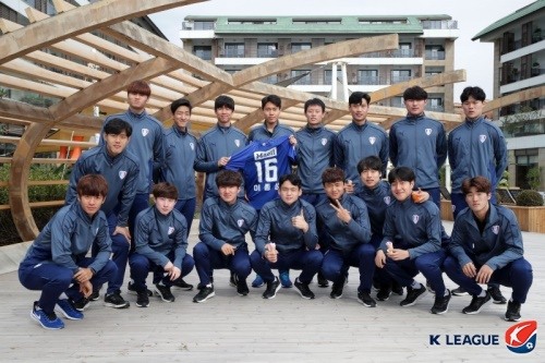 지난 시즌을 준비하는 전지훈련지에서 매탄고 출신 선수단이 단체 사진 촬영을 했다. [사진=한국프로축구연맹]