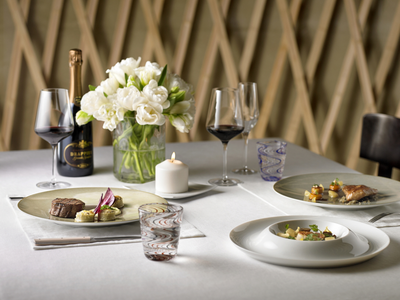 해비치 호텔앤드리조트 제주해비치 호텔앤드리조트 제주는 프렌치 파인 다이닝 레스토랑 밀리우에서 스페셜 밸런타인 8코스 요리와 와인 페어링 4잔 혹은 섬모라 석식 뷔페 2인과 로랑페리에 샴페인 1병 중 한 가지를 선택 이용할 수 있는 발렌타인 프로그램을 마련했다. 라메종뒤 쇼콜라 초콜릿 세트도 선물한다. 제주의 푸른 바다가 한눈에 들어오는 야외 수영장도 이용할 수 있다.JW 메리어트 호텔 서울