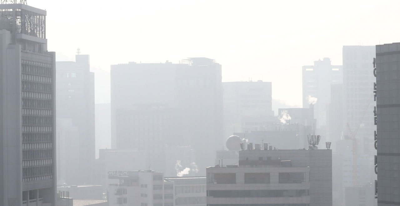 미세먼지 농도가 전국 대부분 지역에 '나쁨' 수준을 보일 것으로 예보된 10일 오전 서울 종로 시내가 뿌옇게 보인다. [연합]