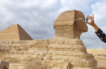 호루스 상징 석상에 안경씌우기