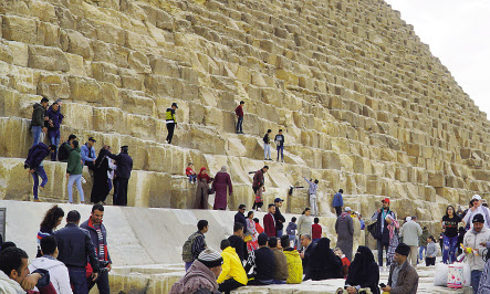 다가갈수록 동네 바위산 같은 피라미드