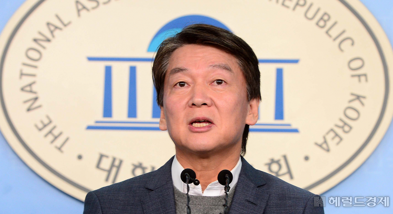 안철수 국민당(가칭) 창당준비위원장이 13일 오전 국회 정론관에서 '공정과 정의를 바로 세우기 위한 혁신 방안'에 대해 발표하고 있다. 이상섭 기자/babtong@heraldcorp.com