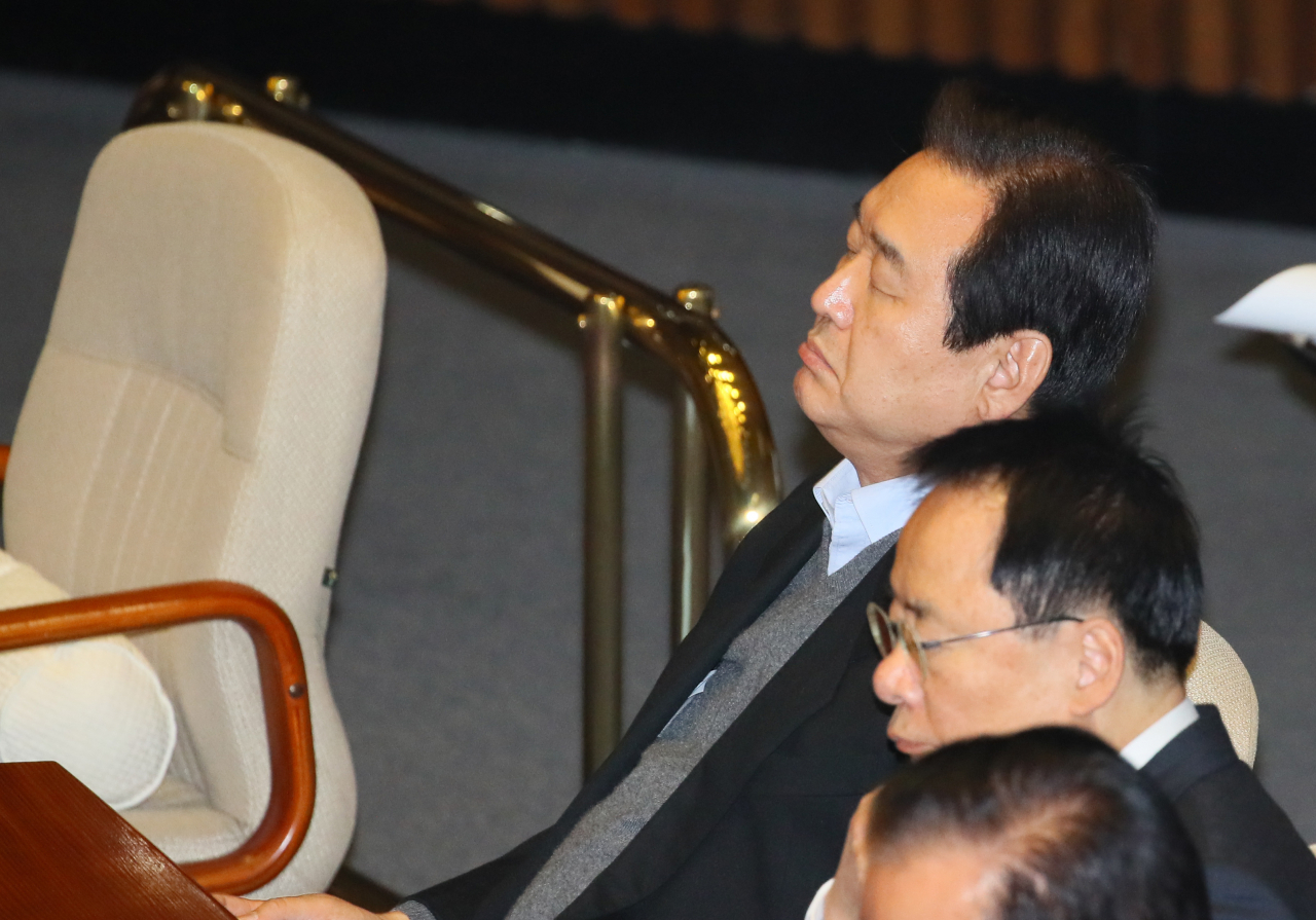 미래통합당 김무성 의원이 19일 국회 본회의장에서 미래통합당 심재철 원내대표의 교섭단체 대표연설을 듣고 있다.[ 연합]