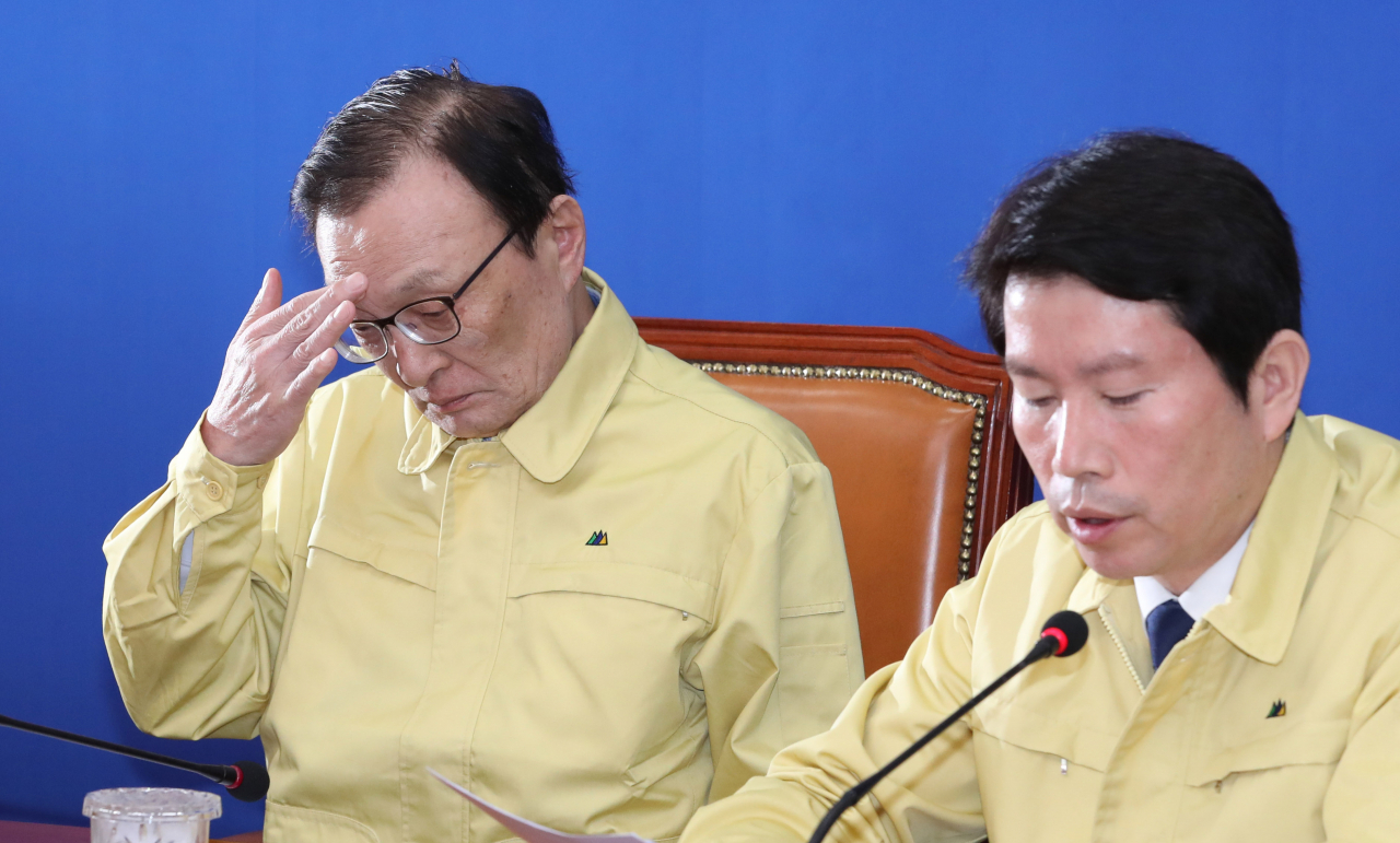 이해찬 더불어민주당 대표가 24일 오전 서울 여의도 국회에서 열린 최고위원회의에서 이인영 원내대표 발언을 듣고 있다. [연합]