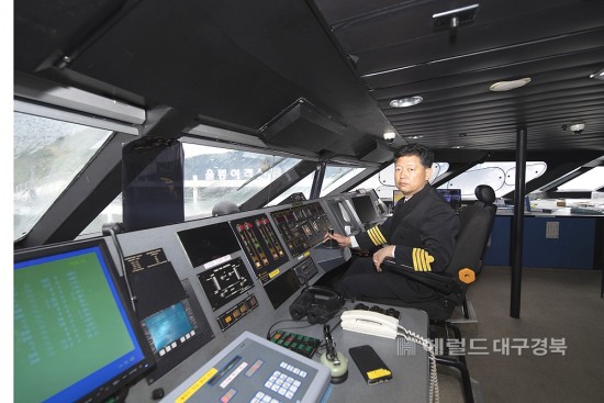 마지막 항해를 위해 키를 잡고 있는 썬플라워호 최태열 선장, 여객의 안전한 수송을 담당했던 그의 표정이 무겁기만 하다.