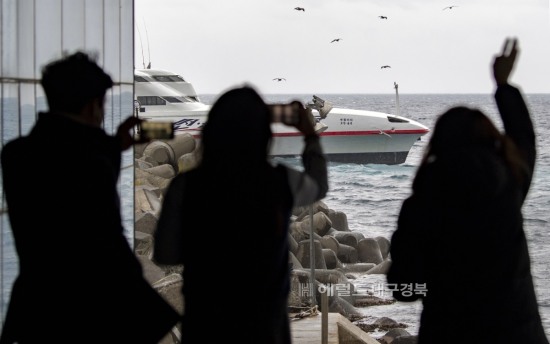 울릉 관광의 새 역사를 쓴  썬플라워호가 28일  하얀 수증기를 토해내며 힘찬 뱃고동을 울릴때 부두에 나온 주민들은 비오는 날씨도 아랑곳 없이 마지막 운항 길에 떠나는 모습을 카메라에 담으며 아쉬워 했다.