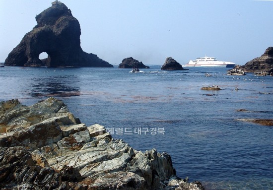 1999년 11월 독도행 정기여객선으로서는 첫 운항에 나선 당시 선플라워호가 독도주변을 선회하고 있다(헤럴드 DB)