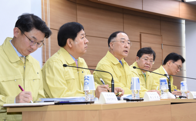 홍남기 부총리 겸 기획재정부 장관이 2일 오후 정부세종청사에서 ‘코로나19 파급영향 최소화와 조기극복을 위한 2020년 추가경정예산안 편성’에 대해 사전 브리핑을 하고 있다. 왼쪽부터 이억원 경제정책국장, 구윤철 2차관, 홍 부총리, 안일환 예산실장, 임재현 세제실장. [기획재정부 제공]