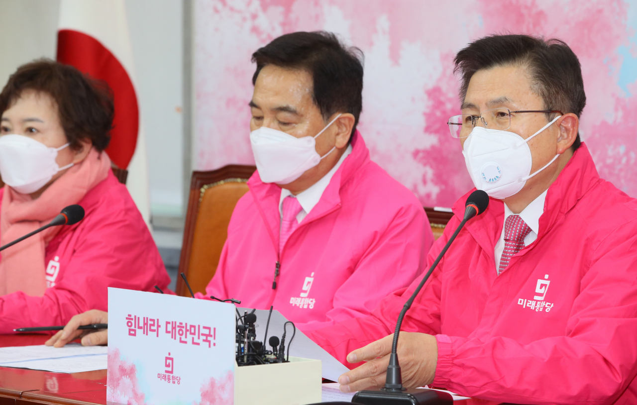 황교안 미래통합당 대표(오른쪽)가 5일 국회에서 열린 최고위원회의에서 발언하고 있다. [연합]