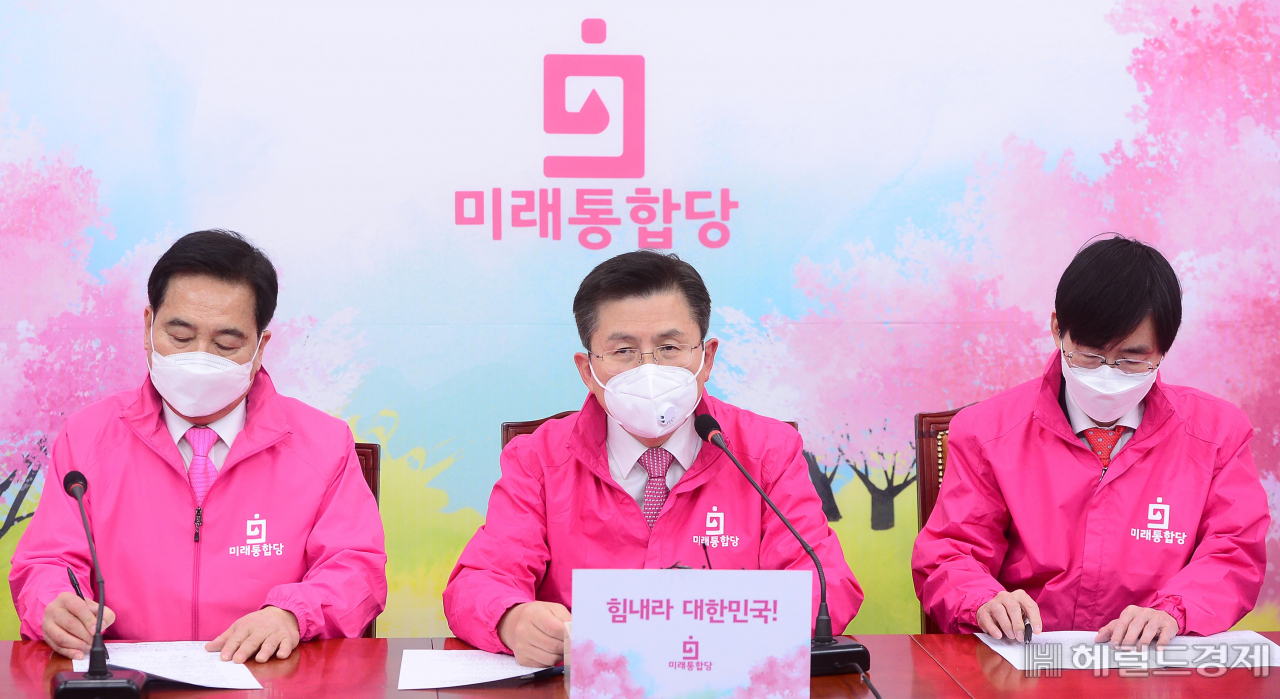 [헤럴드경제=이상섭 기자] 미래통합당 황교안 대표가 5일 오전 서울 여의도 국회에서 열린 미래통합당 최고위원회의에서 발언을 하고 있다. babtong@heraldcorp.com