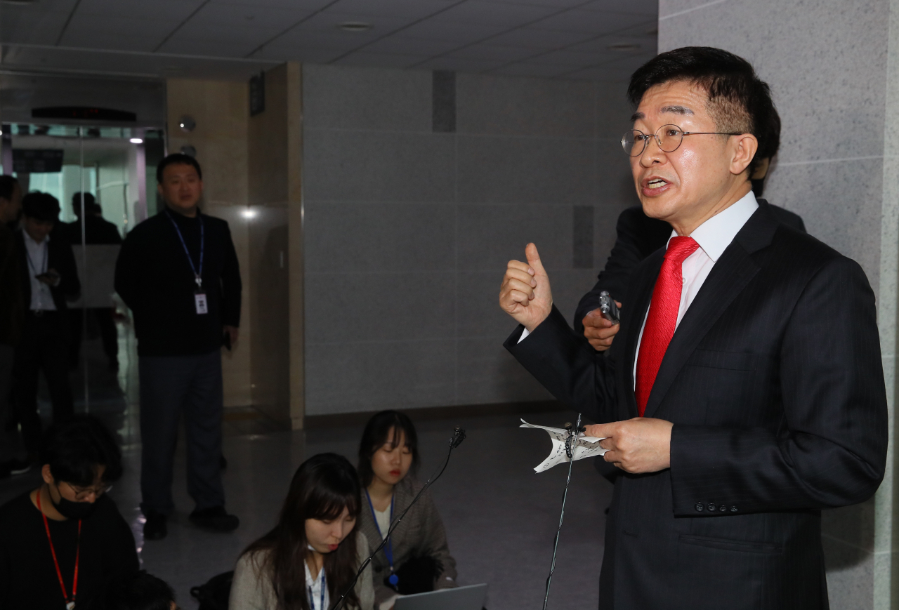 공병호 미래한국당 공천관리위원장이 10일 국회 의원회관에 마련된 공천관리위원회 앞에서 공천 심사와 관련해 설명하고 있다. [연합]