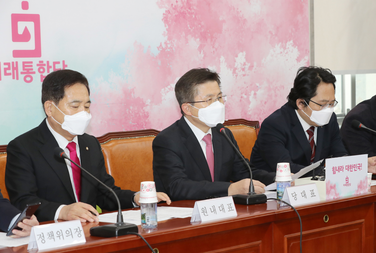 미래통합당 황교안 대표가 13일 오전 서울 여의도 국회에서 열린 신종 코로나바이러스 감염증(코로나 19) 긴급 경제대책회의에서 발언하고 있다. 오른쪽부터 최대집 대한의사협회장, 황 대표, 심재철 원내대표. 연합뉴스