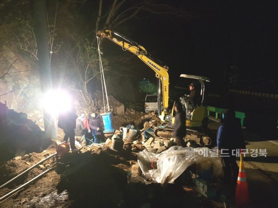 지난 6일부터 울릉군 도동지역에 단수사태가 벌어지지가 군이 철야작업을  하고 있다(울릉군 제공)