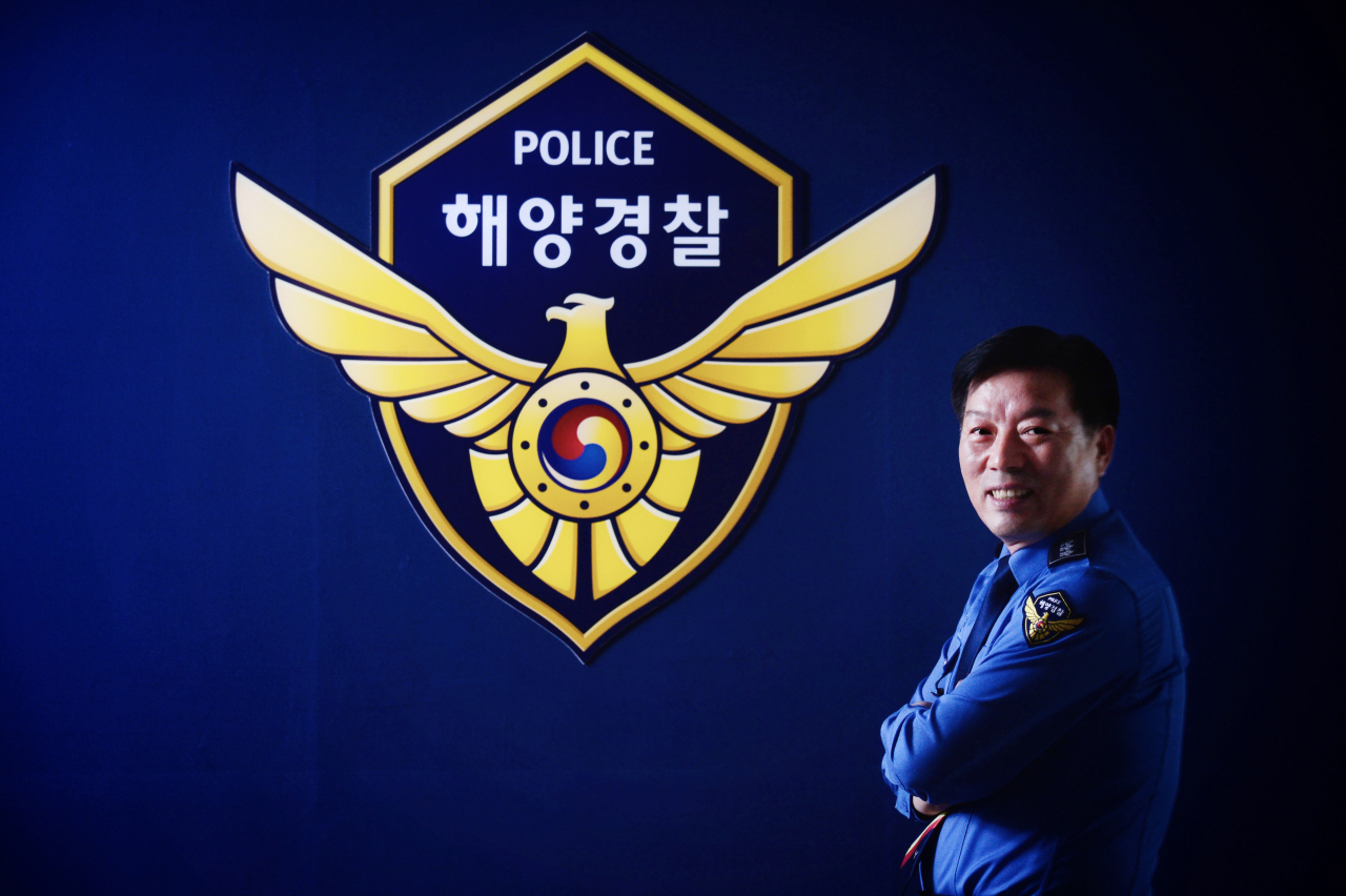 지난 13일 인천 연수구 해양경찰청 청사에서 가진 인터뷰 도중 김홍희 신임 해양경찰청장이 해경 로고 앞에서 포즈를 취하고 있다. 박해묵 기자/mook@heraldcorp.com