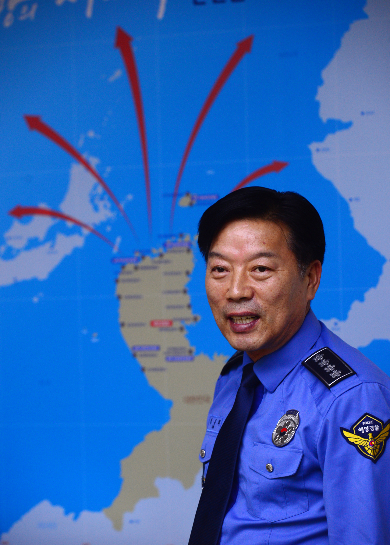 지난 13일 인천 연수구 해양경찰청 청사에서 가진 인터뷰 도중 김홍희 신임 해양경찰청장이 남북을 거꾸로 뒤집어 놓은 우리나라 지도를 설명하고 있다. 이 지도는 김 청장의 집무실 안에 있다. 박해묵 기자/mook@heraldcorp.com