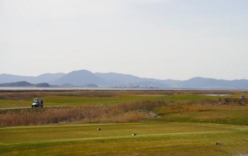 카일 필립스 코스는 영암호를 따라 도는 시원한 2인 플레이가 가능하다.