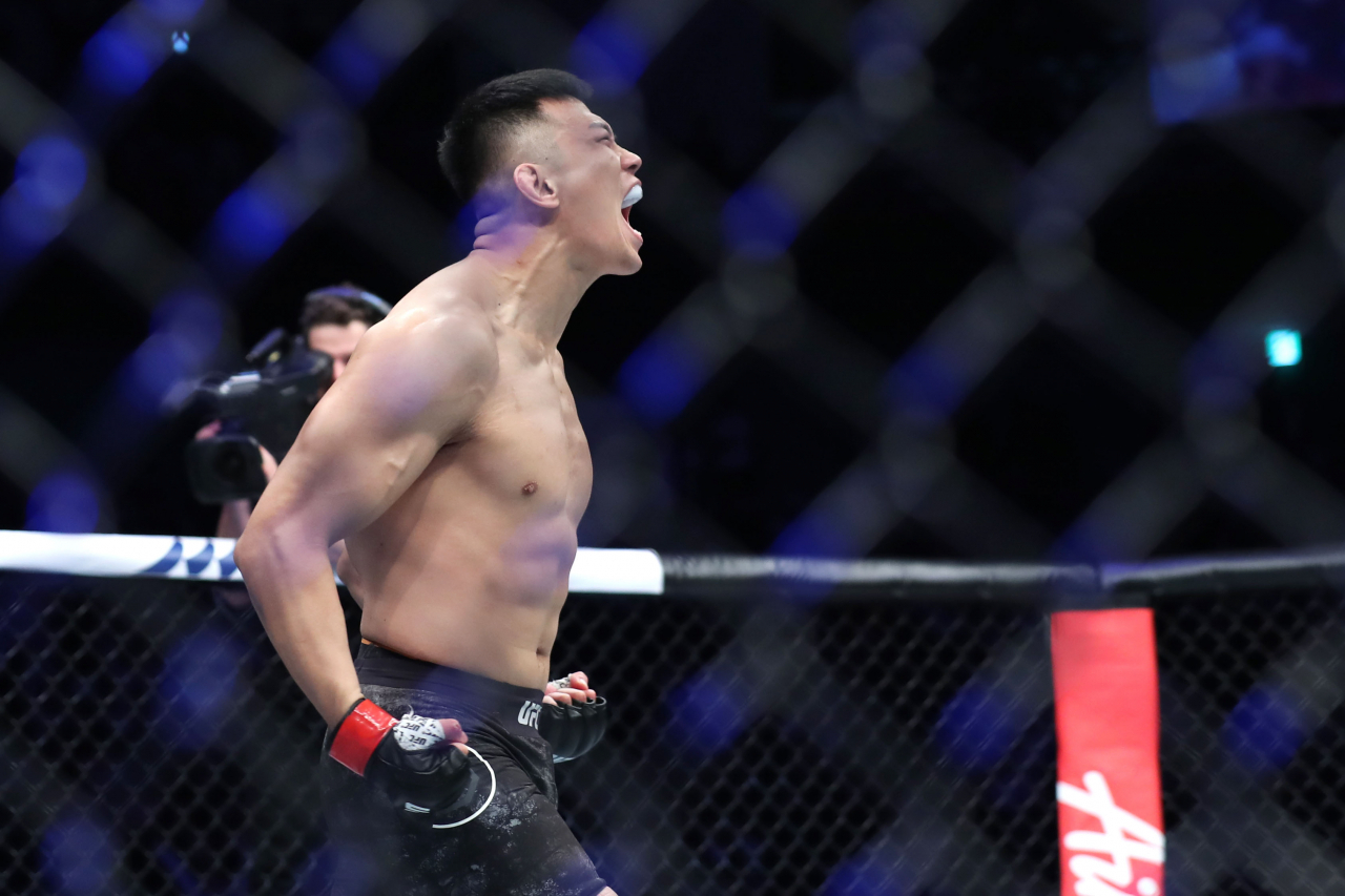 벼락 같은 러시로 KO를 따낸 정다운의 표효 장면 [UFC 제공]