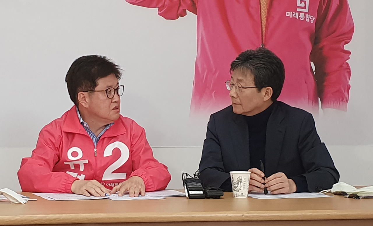 유승민 미래통합당 의원이 30일 오후 유경준 미래통합당 서울 양천갑 국회의원 후보(왼쪽)와 만나 대화하고 있다. [연합]