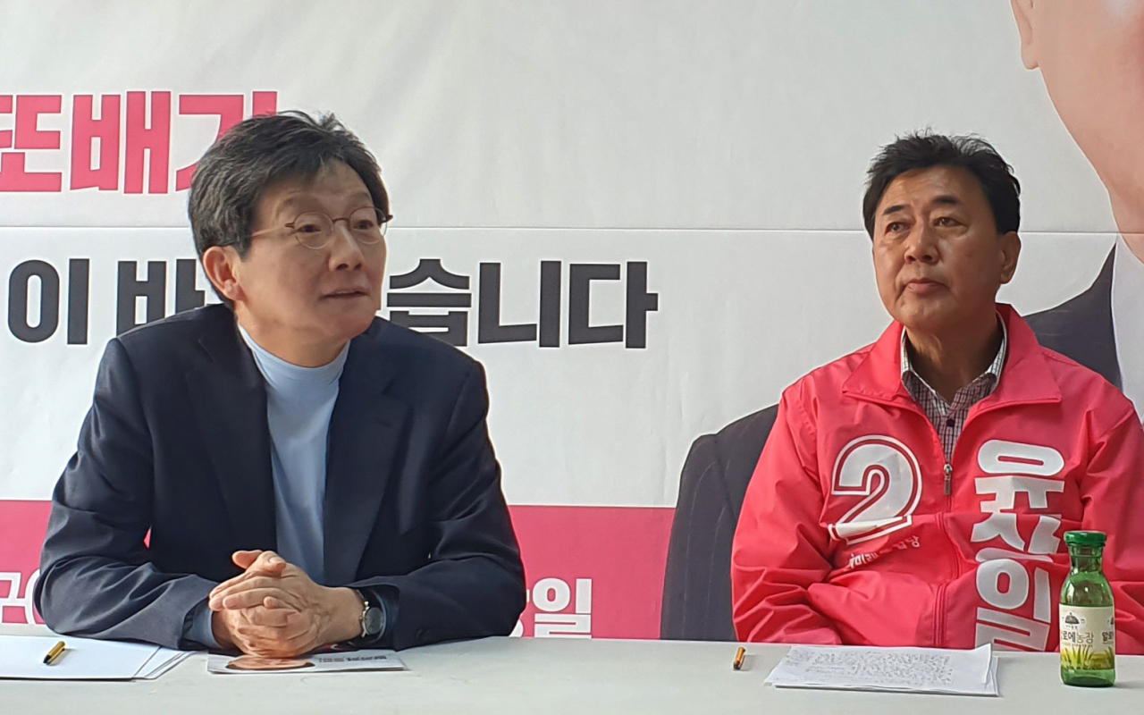 유승민 미래통합당 의원이 31일 서울 중랑구 송림길에 위치한 미래통합당 윤상일 서울 중랑을 국회의원 후보 선거사무소를 방문해 지지 발언하고 있다. [연합]