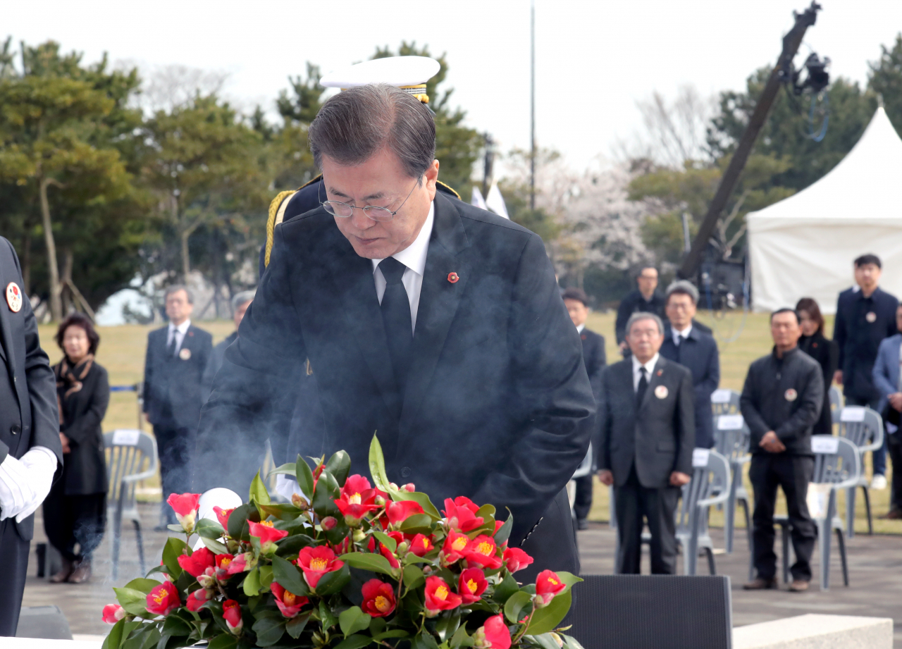문재인 대통령이 3일 제주 4·3 평화공원에서 열린 '제72주년 제주 4·3 희생자 추념식'에서 위령제단에 헌화하고 있다. [연합]