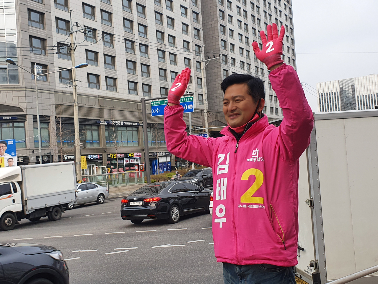 4·15 총선을 앞두고 서울 강서을에 출마하는 김태우 미래통합당 후보가 가양동 양천향교역에서 유세를 하고 있다. [김빛나 수습기자/binna@heraldcorp.com]