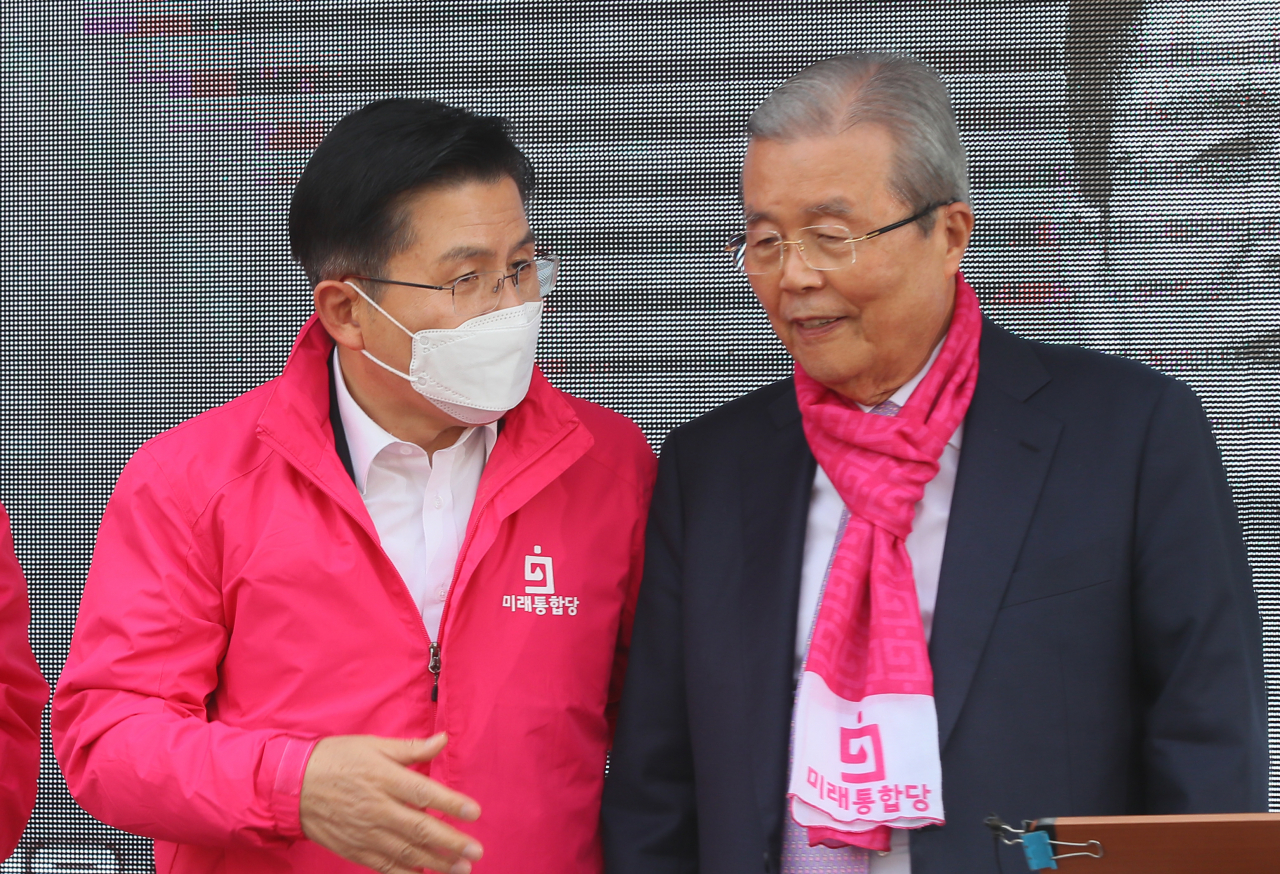 황교안 미래통합당 대표(왼쪽)와 김종인 총괄선대위원장이 6일 서울 종로구 평창동 거리유세에서 대화하고 있다. [연합]