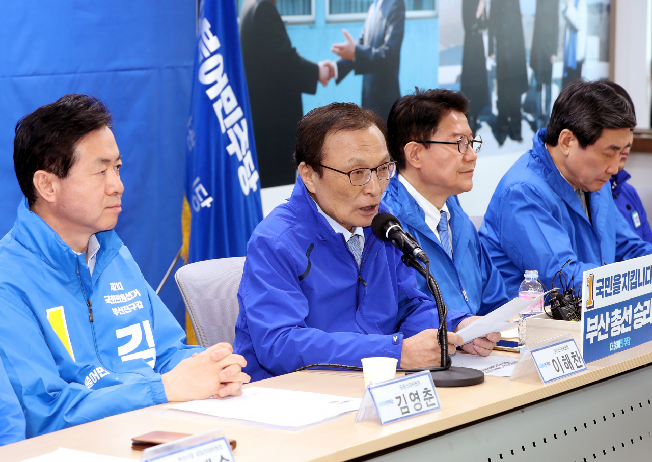 6일 오전 더불어민주당 부산시당에서 열린 더불어민주당 중앙당 선거대책위원회 전체 회의에서 중앙당 상임선대위원장인 이해찬 당 대표가 인사말을 하고 있다. 연합뉴스