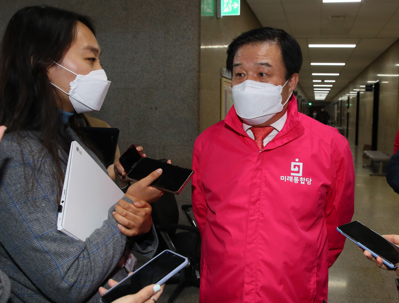 미래통합당 이진복 총괄선대본부장이 8일 국회에서 '차명진, 김대호 후보의 제명 사태'와 관련한 선거대책위원회 실무회의를 앞두고 취재진과 인터뷰하고 있다. [연합]