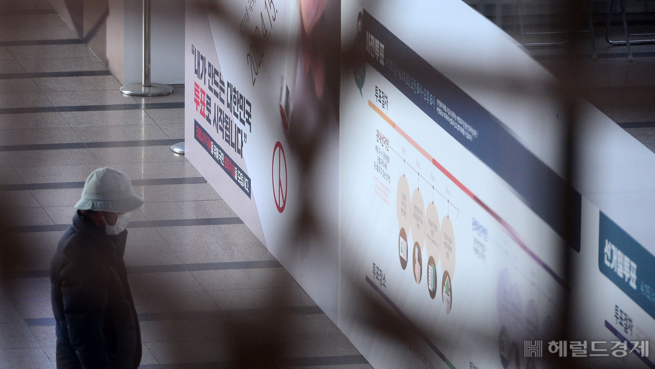 [헤럴드경제=이상섭 기자] 9일 오전 서울역에 제21대 국회의원 선거 남영동 사전투표소가 설치되고 있다. 10~11일 이틀간 진행되는 사전투표는 오전 6시부터 오후 6시까지이며 투표하러 갈 때는 본인의 주민등록증, 여권, 운전면허증 등 관공서 또는 공공기관이 발행한 사진이 첩부돼 있는 신분증을 갖고 가야 한다. babtong@heraldcorp.com