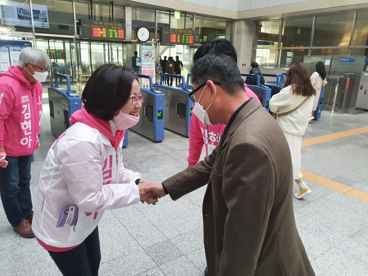 4·15 총선을 앞두고 경기 고양정에서 뛰고 있는 김현아 미래통합당 후보가 10일 고양시 일산서구 일산동 일산역에서 출근 인사를 하고 있다. [김용재 수습기자/brunch@heraldcorp.com]