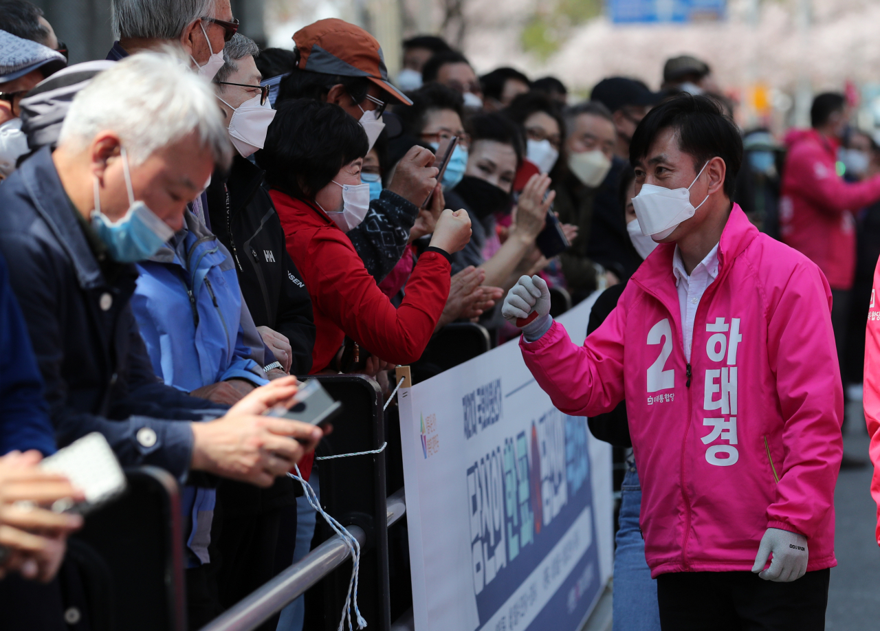 하태경 미래통합당 해운대갑 후보가 4일 오후 부산 남구 용호로에서 열린 미래통합당 김종인 총괄선대위원장, 이언주 남구을 후보 지원 유세에 함께 참석해 유권자들과 인사를 나누고 있다. [연합]