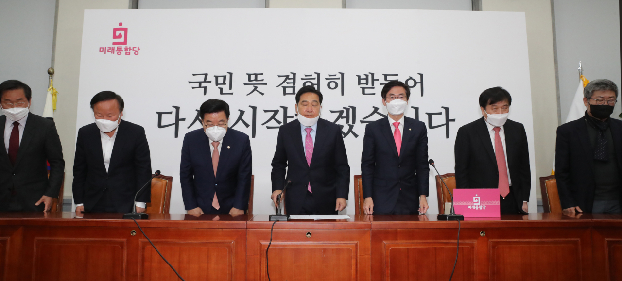심재철 미래통합당 대표권한대행 등 의원들이 17일 오전 서울 여의도 국회에서 열린 중앙선거대책위원회 해단식에서 국민들께 고개숙여 인사하고 있다. [연합]