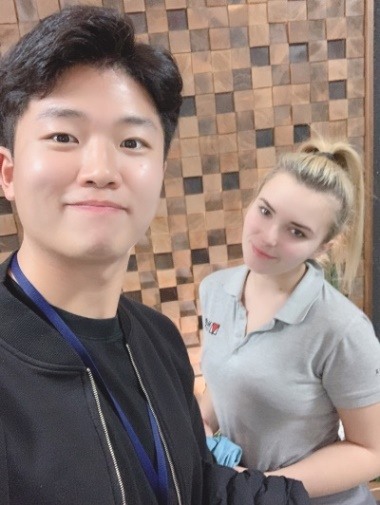 홈팀 파르티잔의 체육관 관리 및 매니저 역할을 맡고 있는 카타리나(Katarina)와 함께. 그녀는 세르비아 배구리그에 대해 설명해줬는데 아주 친절했다.