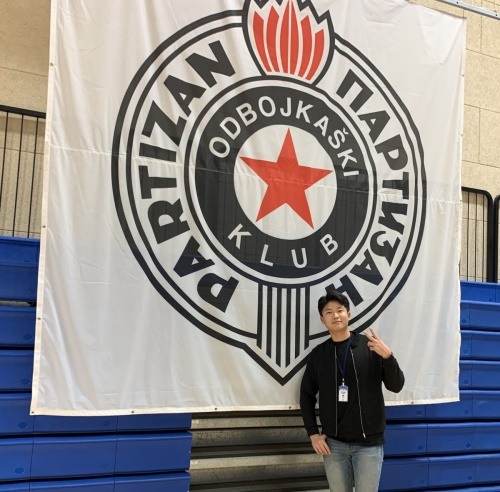 이날 승리팀인 홈팀 파르티잔-베오그라드[PARTIZAN-Beograd] 로고를 배경으로 인증샷을 찍었다. 코로나19 등 어려운 환경 속에 취재를 하나씩 이뤄가고 있음에 감사하다.