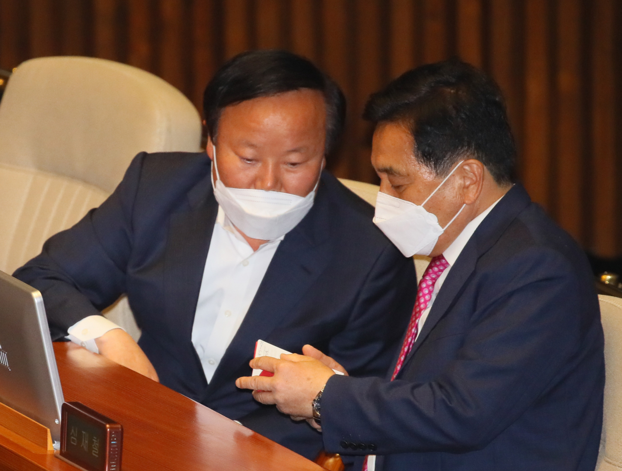 심재철 미래통합당 원내대표(오른쪽)와 김재원 정책위의장이 20일 국회 본회의장에서 논의하고 있다. [연합]