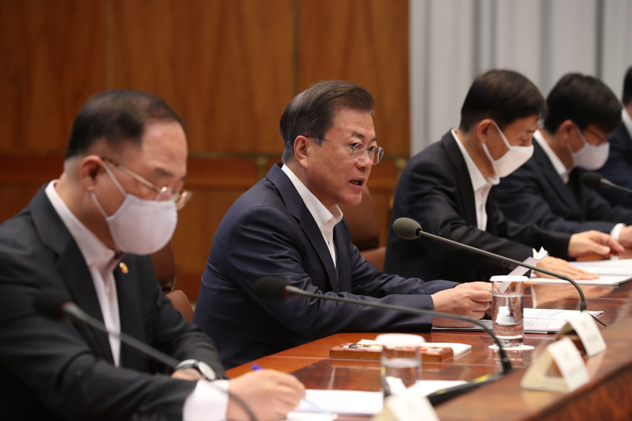 문재인 대통령이 22일 오전 청와대에서 열린 제5차 비상경제회의에서 발언하고 있다. [연합]