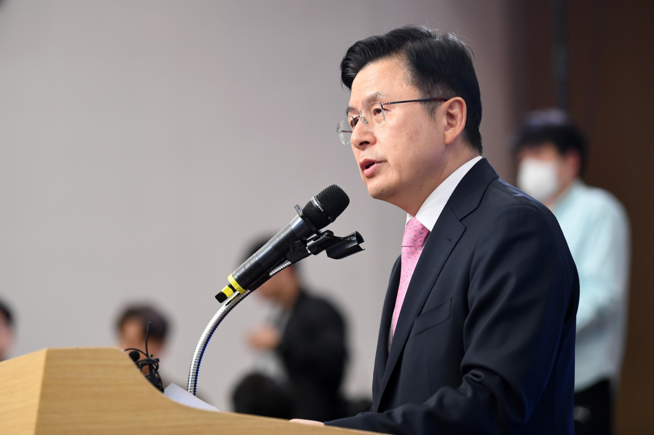 황교안 미래통합당 대표가 제21대 총선일인 15일 국회도서관 강당에 마련된 미래통합당-미래한국당 개표상황실에서 총선 결과 관련, 당대표직 사퇴를 밝히고 있다. [연합]