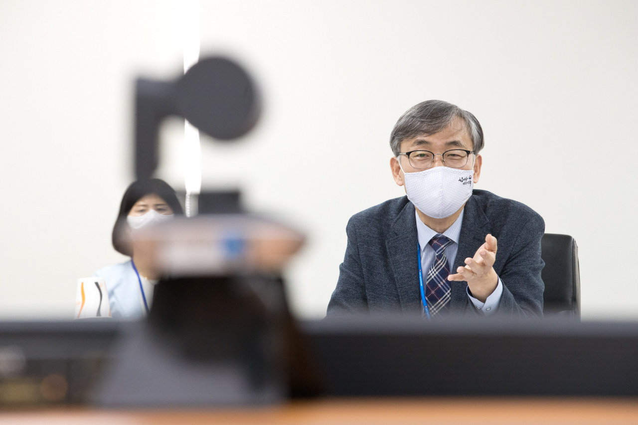 김성수 과학기술정보통신부 과학기술혁신본부장이 22일 과기정통부에서 영상회의로 열린 '제7회 바이오특별위원회' 를 주재하고 있다.[과기정통부 제공]