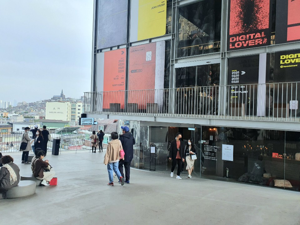 25일 오후 서울 용산구 한남동에 있는 현대카드 뮤직라이브러리를 방문하는 시민들. [사진=김빛나 기자]