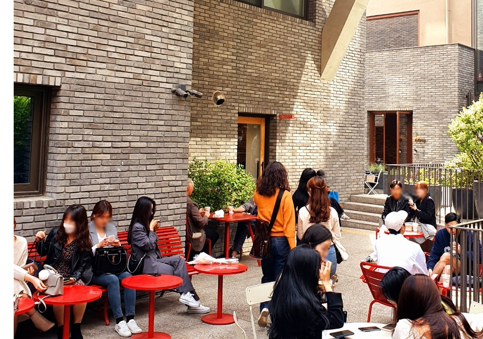 25일 서울 용산구 한남동 일대에 한 야외 카페에 시민들이 모여 있다. [사진=김빛나 기자]26일 서울 강남구 압구정 도산공원 근처 한 카페에서 사람들이 줄지어 서 있다. [사진=김빛나 기자]