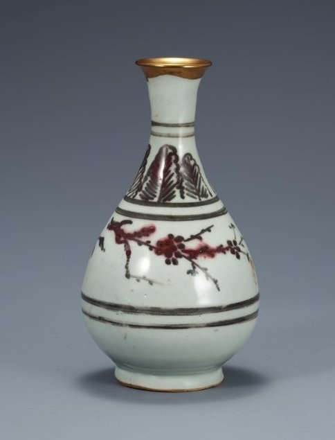 우리 것이 아니라, 희소성이 떨어지는, 원나라 것이라는 견해가 우세해 국보로서의 자격박탈이 예고된 백자 동화매국문병.