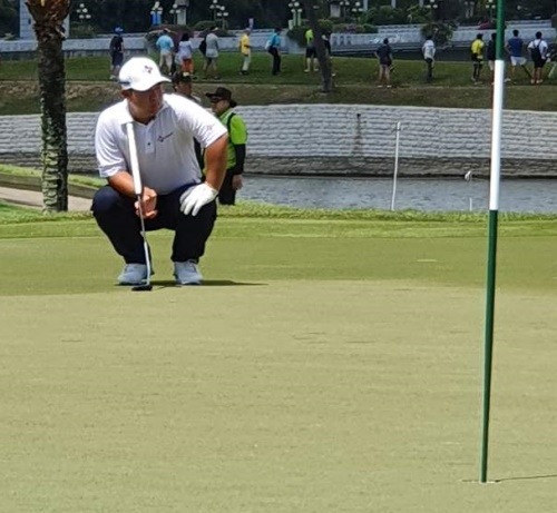 올해 SMBC싱가포르오픈에서 장갑을 낀 채로 퍼트 라인을 살피는 김주형.