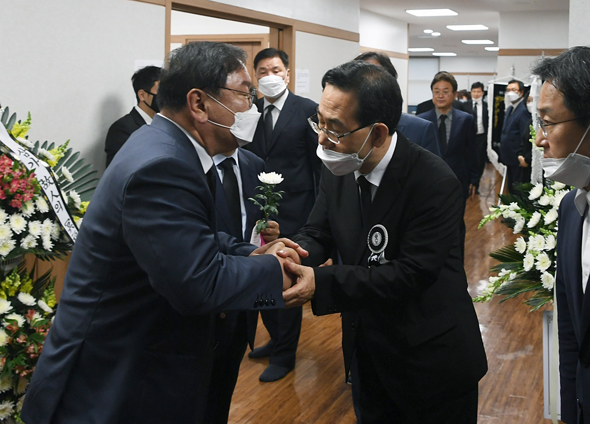 김태년 더불어민주당 원내대표(왼쪽)와 주호영 미래통합당 원내대표 사이의 첫 상견례는 지난 9일 주 원내대표 부친상 빈소에서 이뤄졌다. [연합]