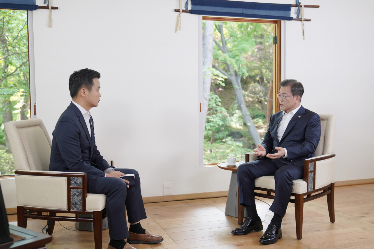 문재인 대통령이 12일 청와대 상춘재에서 올해로 40주년을 맞은 5·18 민주화 운동과 관련해 광주 MBC와 인터뷰 하고 있다. [연합]