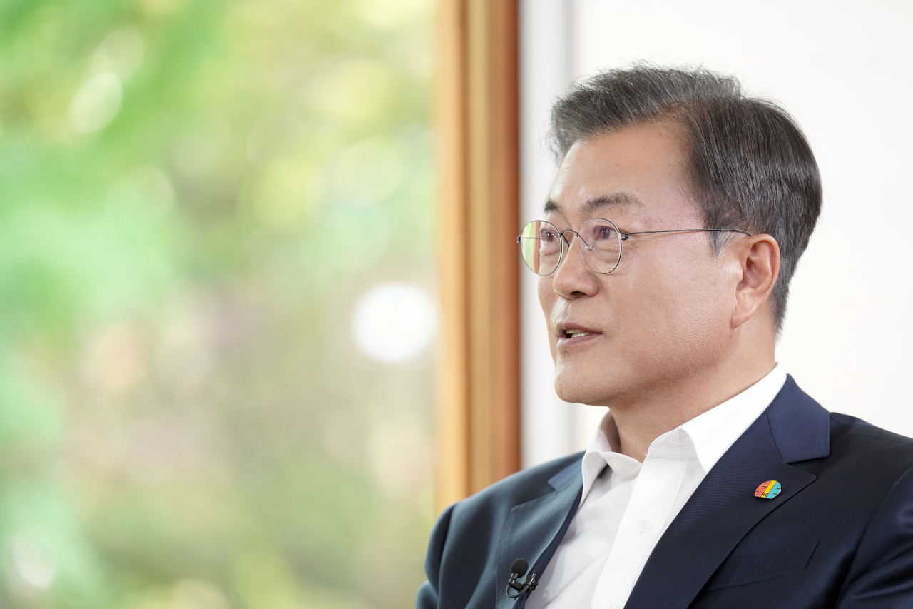 문재인 대통령이 12일 청와대 상춘재에서 올해로 40주년을 맞은 5·18 민주화 운동과 관련해 광주 MBC와 인터뷰 하고 있다. [연합]