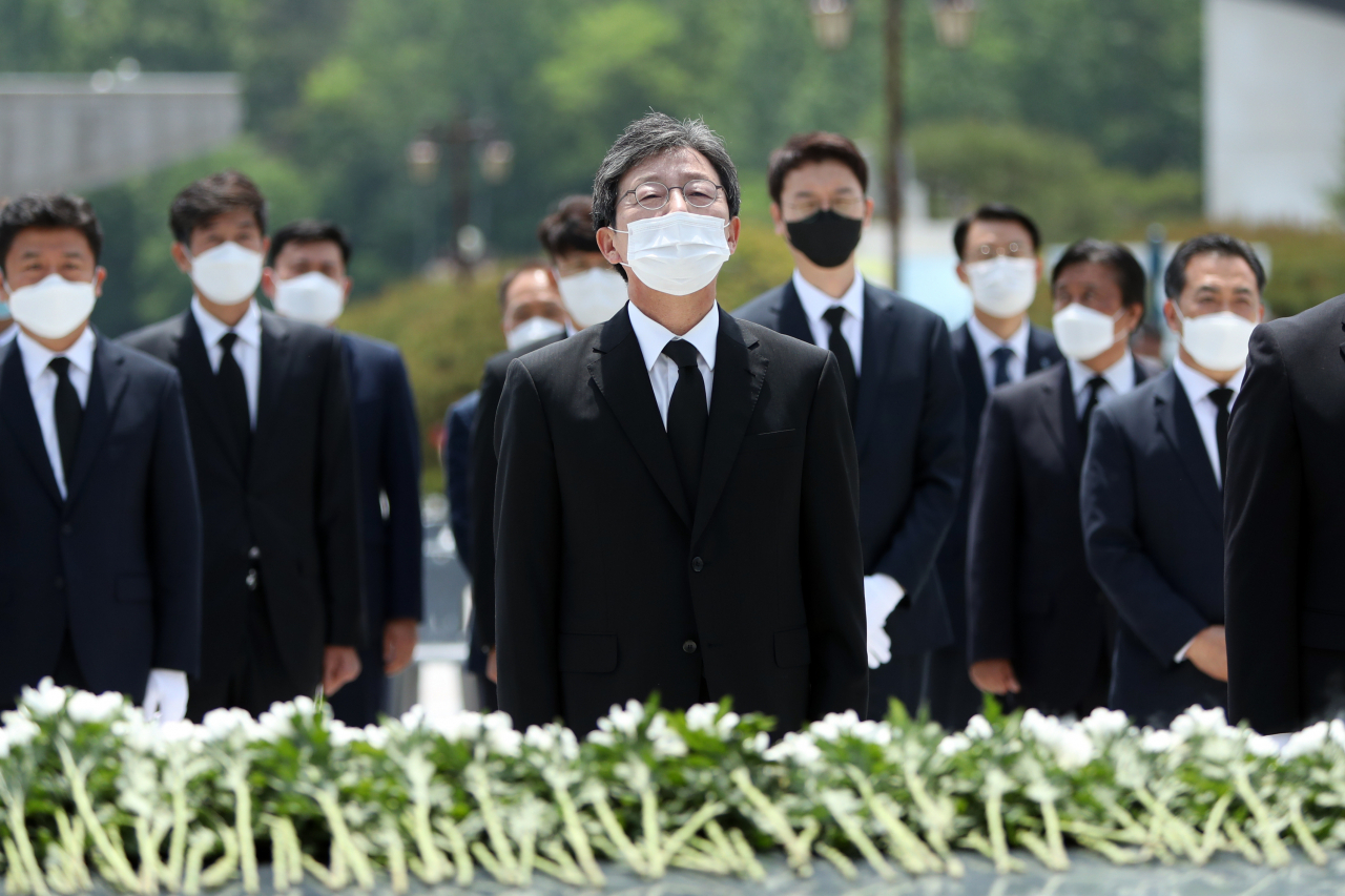 5·18 민주화운동 40주년을 하루 앞둔 17일 오전 광주 북구 운정동 국립 5·18민주묘지에서 유승민 미래통합당 의원이 헌화하고 있다. [연합]